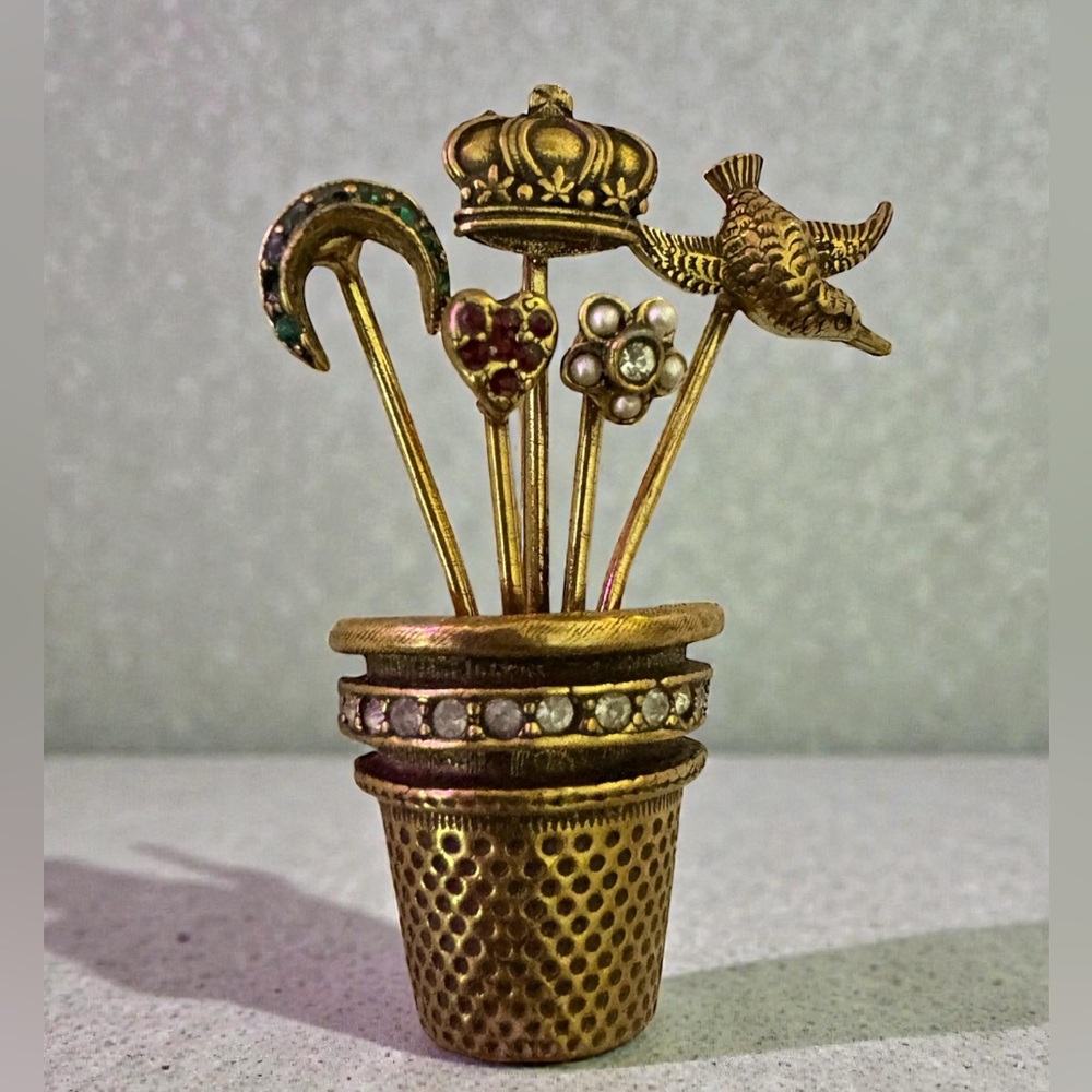 Vintage Jeanne Schrager Gold tone Brooch